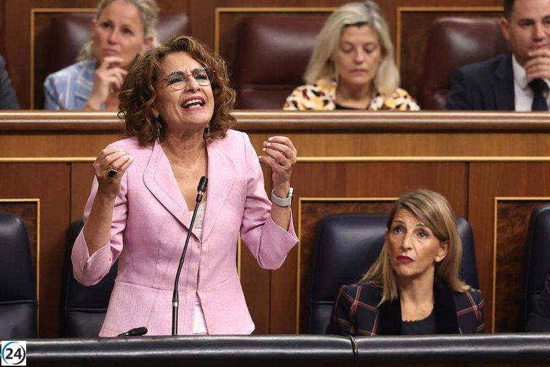 Montero responde a las críticas del PP sobre los autónomos recordando su apoyo a las subidas de cuotas.