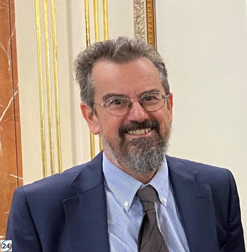 Juan Francisco Fuentes, galardonado con el Premio Nacional de Historia, critica el dramatismo de Trump ante el declive de la influencia estadounidense a nivel global.