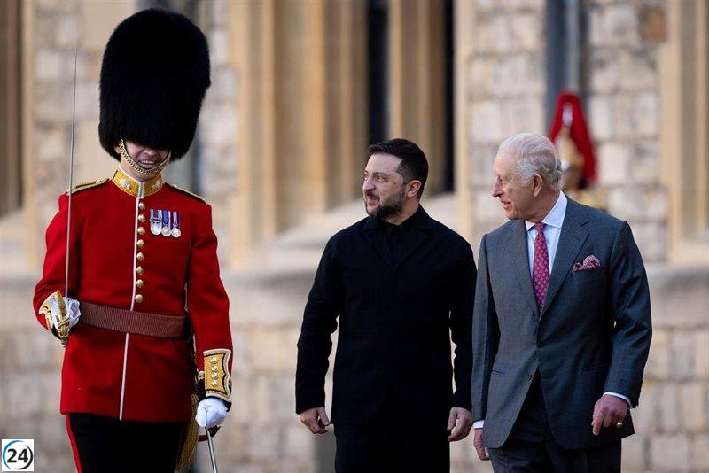 Carlos III recibe a Zelenski en el Reino Unido con un gesto de amistad.