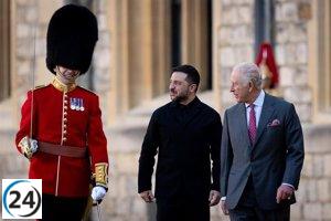 Carlos III recibe a Zelenski en el Reino Unido con un gesto de amistad.