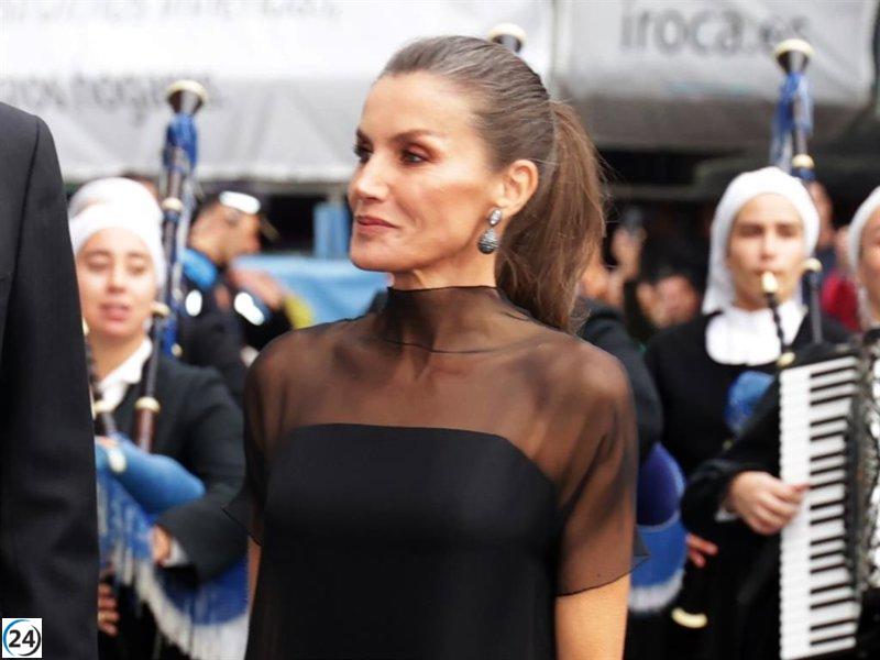 La Reina Letizia deslumbra en los Premios Princesa de Asturias con un elegante vestido transparente.