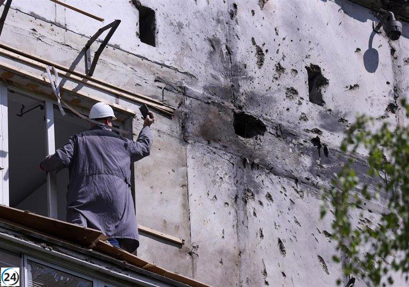 Cinco heridos, incluido un menor, por el choque de un dron contra un edificio en las afueras de Moscú.