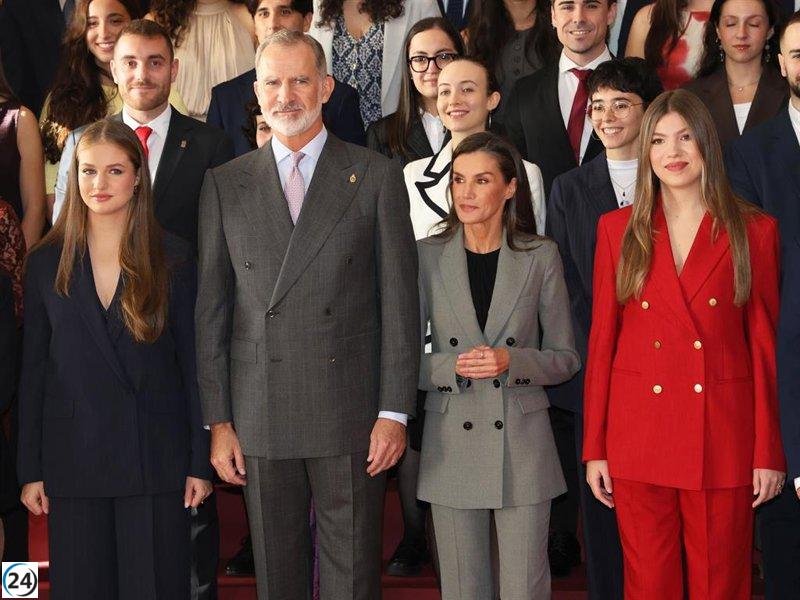 La Reina Letizia y sus hijas lucen estilos coordinados de 'working girl' en un evento.