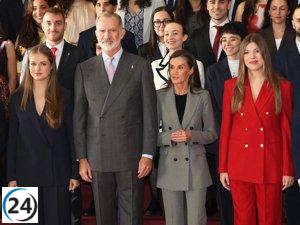La Reina Letizia y sus hijas lucen estilos coordinados de 'working girl' en un evento.