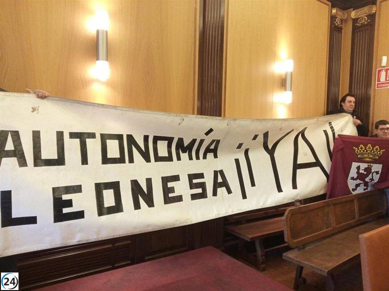 Un libro aborda el modelo autonómico y revela la exclusión de identidades como la ruralidad y el regionalismo leonés.