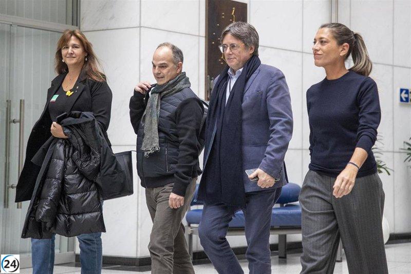 Puigdemont convoca a líderes de Junts en Perpiñán para evaluar posible ruptura con el PSOE.