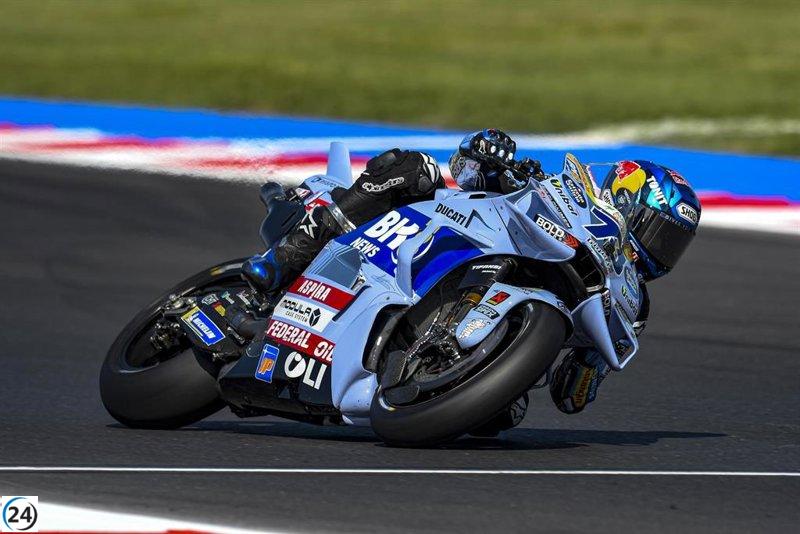 Álex Márquez celebra su segundo lugar en un podio español en Sepang.