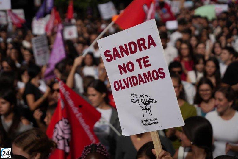 Estudiantes españoles marchan por Sandra Peña y exigen el fin del acoso escolar.