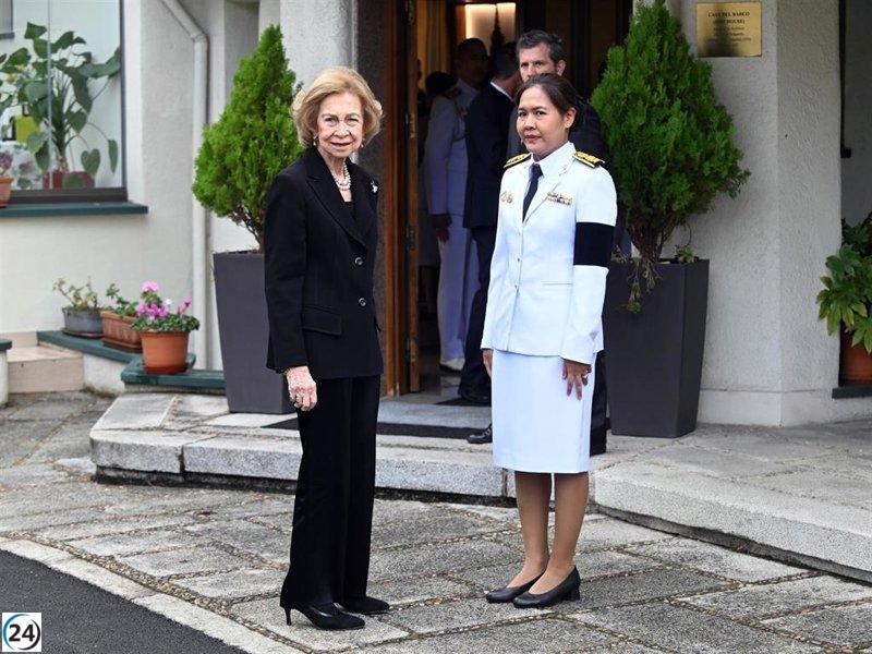 La Reina Sofía rinde homenaje a la Reina Sirikit de Tailandia en el libro de condolencias.
