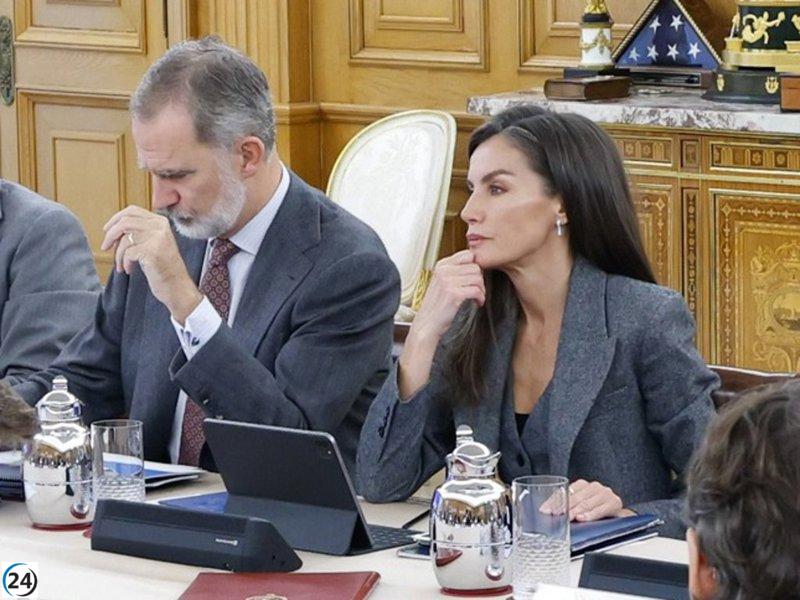 Letizia revive su icónico look de Mango en un emotivo homenaje al aniversario de la DANA.