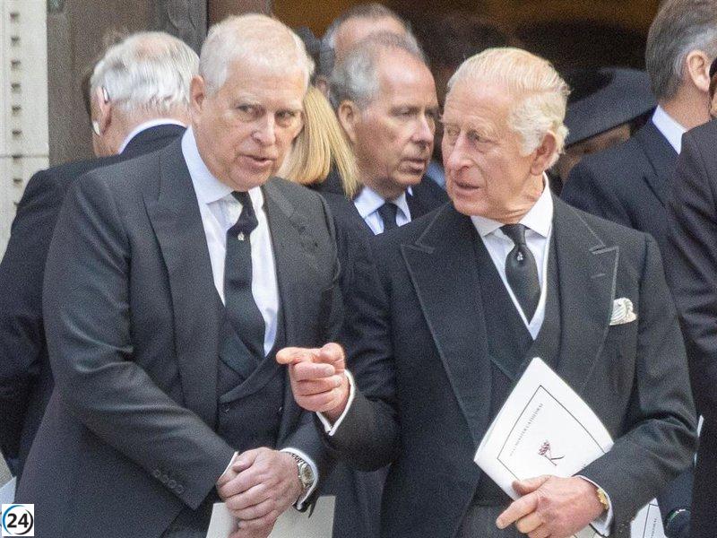 Carlos III retira títulos al Príncipe Andrés tras el escándalo Epstein.