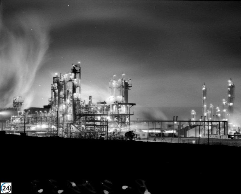 El Círculo de Bellas Artes presenta la exposición '¡Aquí hay petróleo!', que abarca un recorrido visual desde el siglo XIX hasta hoy.