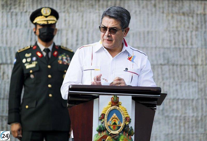 La Fiscalía de Honduras solicita a Interpol arrestar al exmandatario Hernández, quien recibió indulto de Trump.