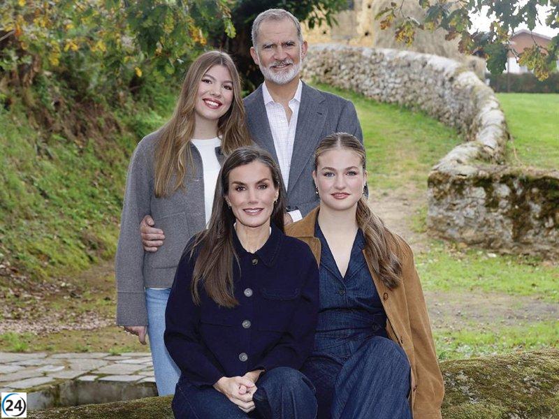 Los Reyes Felipe y Letizia comparten un entrañable saludo navideño junto a Leonor y Sofía en una hermosa instantánea.