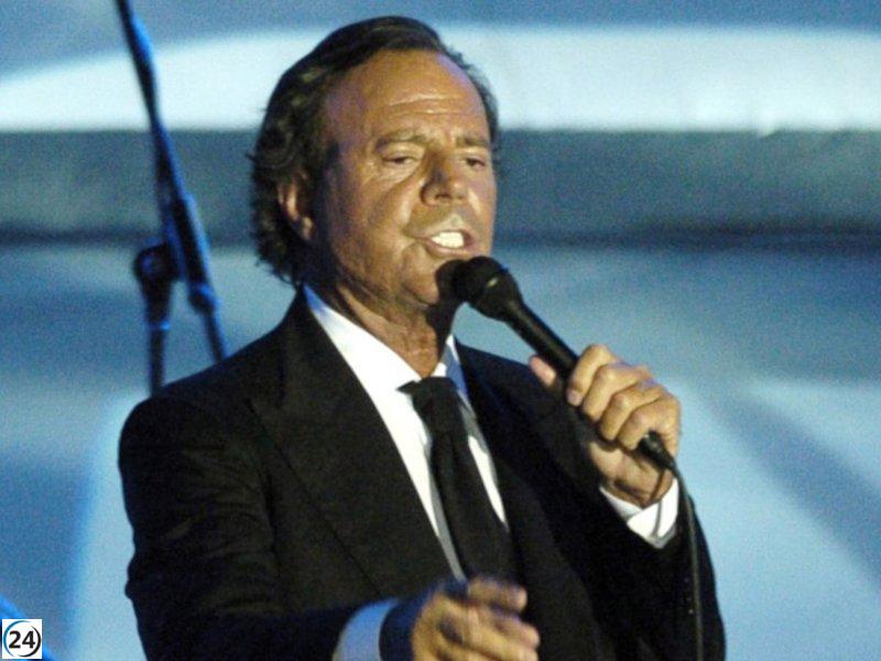 Julio Iglesias se pronuncia y revela chats con las denunciantes en su defensa.