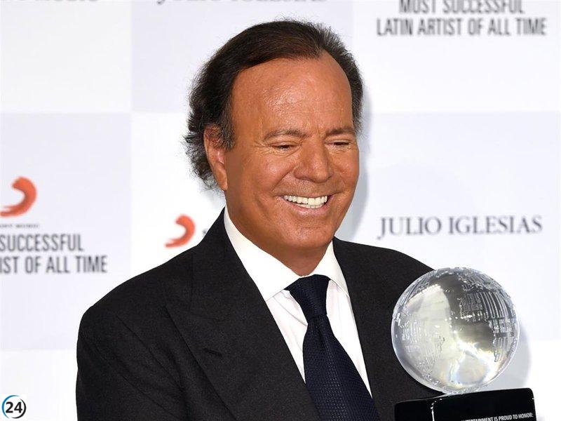 Julio Iglesias comparte mensajes de WhatsApp de exempleadas para desmentir acusaciones.