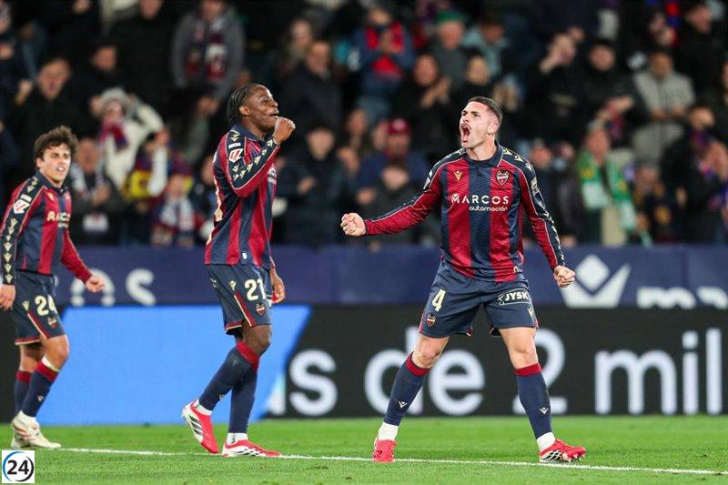 El Levante consigue su primera victoria en casa al remontar al Elche en el tiempo añadido.