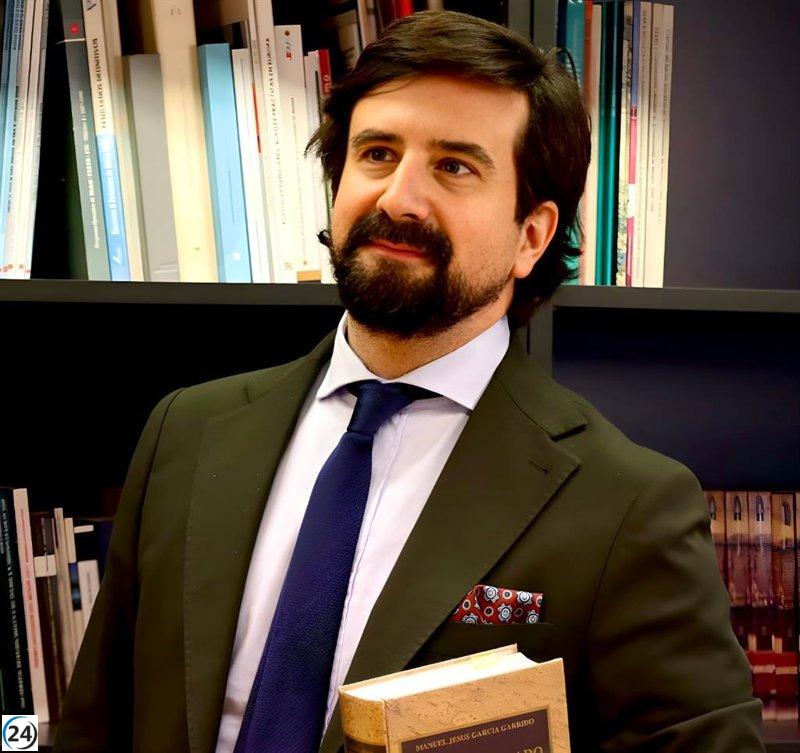 Rafael Núñez Huesca galardonado con el premio Sapientia Cordis por su obra ‘La nación sin autoestima’.