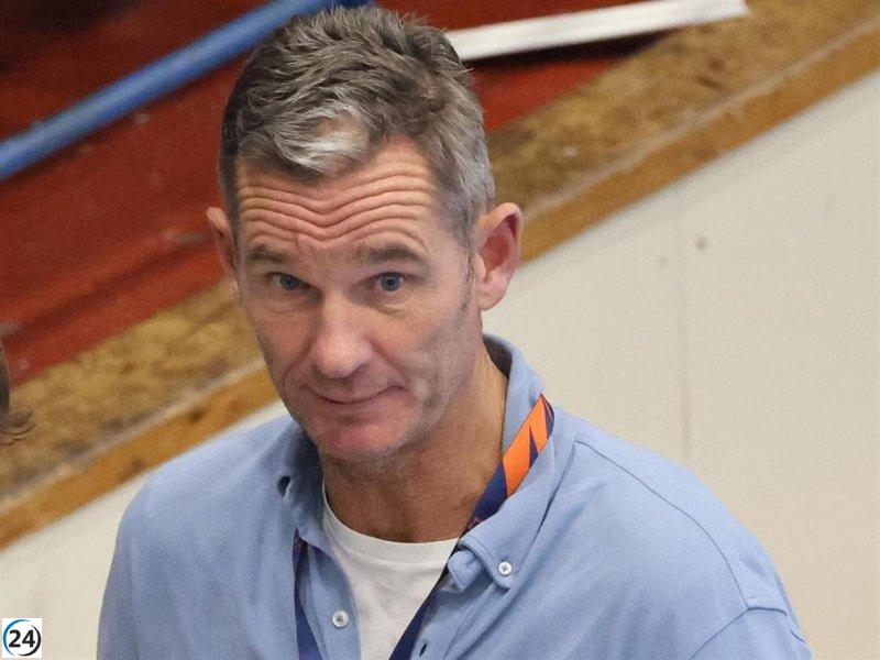 Iñaki Urdangarin se enfrenta a los medios y amenaza con quitar el micrófono a un periodista.