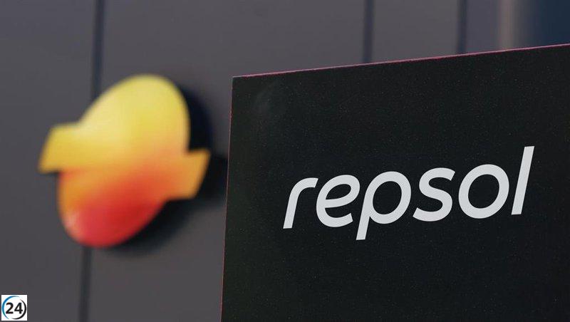 Repsol expande su presencia en Europa del Este al comprar el 44% de Valtec, fortaleciendo su sector de lubricantes.