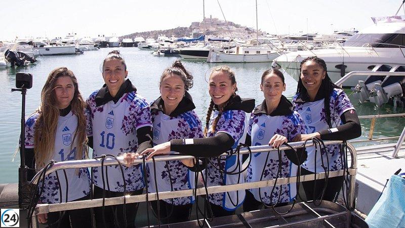 La segunda equipación del Mundial de la selección es presentada bajo el agua.