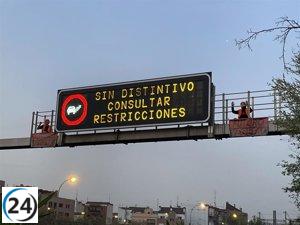 Activistas de Futuro Vegetal escalan señal de la M-30 en Madrid.
