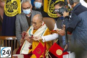 Dalai Lama pide disculpas por pedir a un niño que le chupara la lengua.