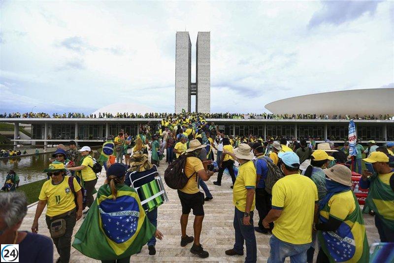 80 militares citados por la policía de Brasil por asalto a instituciones.