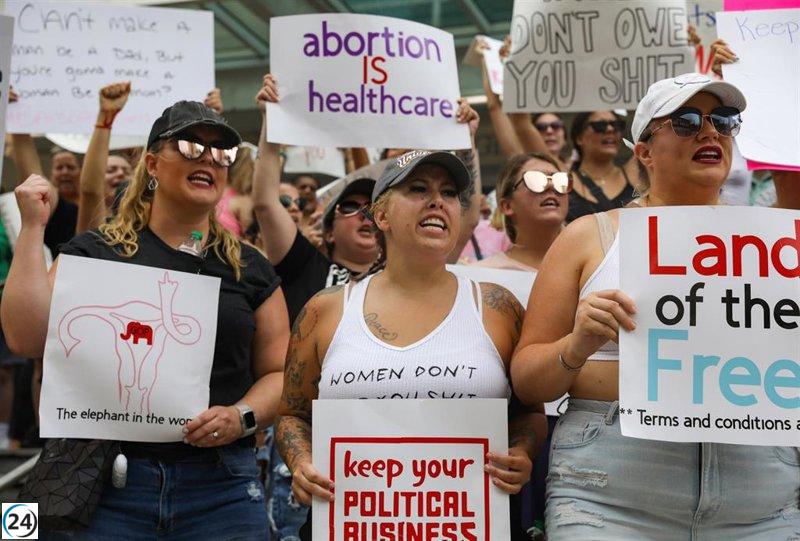 Más de 200 demócratas piden retirar prohibición de píldora abortiva en EE.UU.