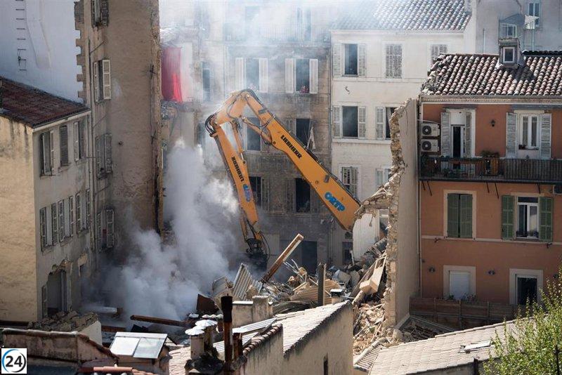 Ocho personas mueren tras derrumbe de edificio por explosión de gas en Marsella.
