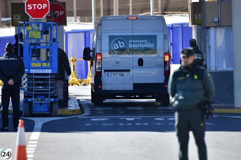 Marruecos impide salto de 200 inmigrantes en la frontera de Ceuta.