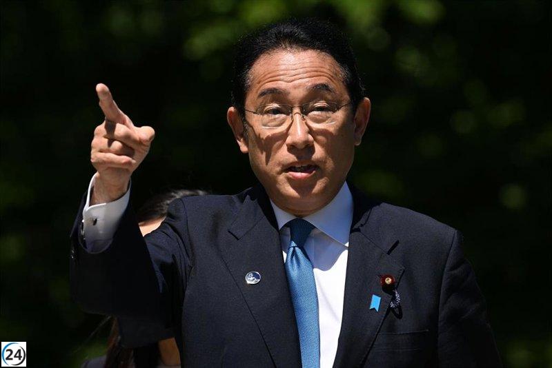 Bomba de humo obliga a evacuar al primer ministro japonés durante acto público.