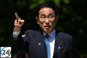Bomba de humo obliga a evacuar al primer ministro japonés durante acto público.