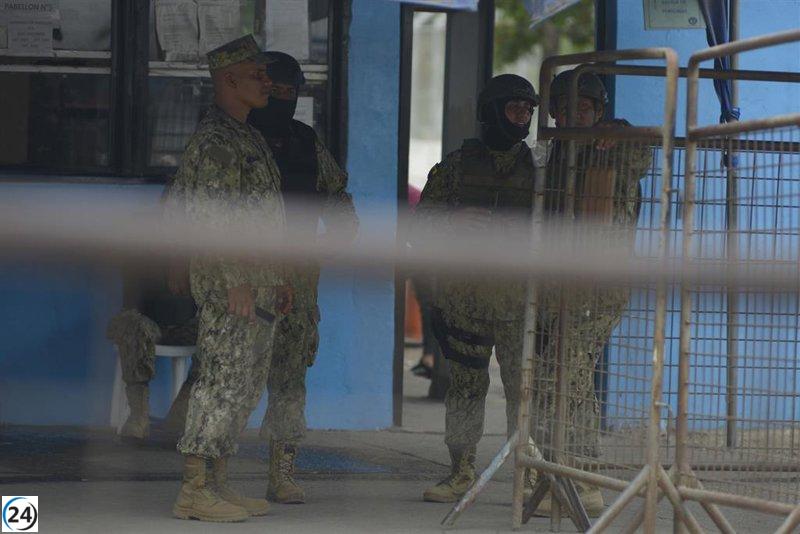 Enfrentamientos en cárcel de Ecuador dejan al menos 12 muertos y 3 heridos.