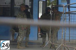 Enfrentamientos en cárcel de Ecuador dejan al menos 12 muertos y 3 heridos.