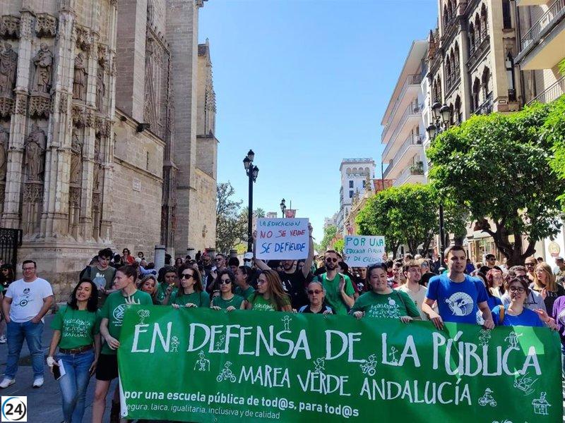 Manifestantes defienden educación pública y denuncian privatizaciones en Sevilla.
