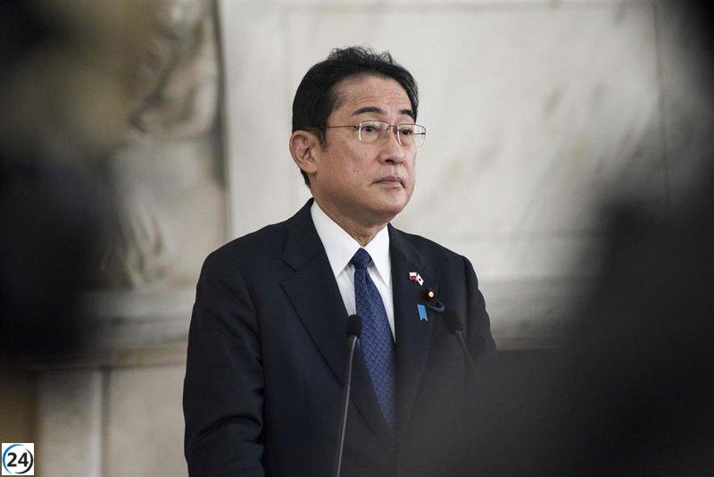 El primer ministro de Japón sigue con la campaña pese a incidente con bomba de humo.
