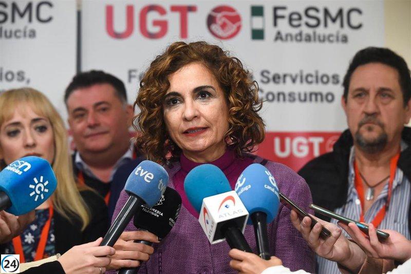 María Jesús Montero espera un acuerdo para aumentar los salarios en los próximos meses.