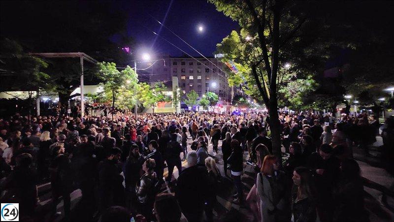 en masa.

Protestas masivas en Serbia por tiroteos en masa y violencia armada.