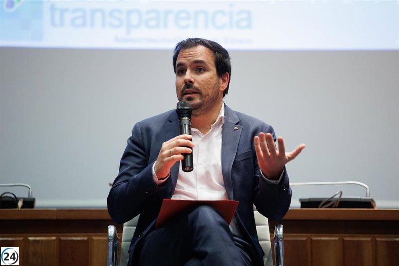 Garzón condena insultos racistas a Vinicius y pide a LaLiga sanciones más severas.