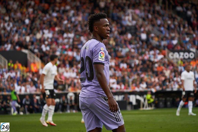 Tres jóvenes detenidos por insultos racistas a Vinicius en Mestalla.