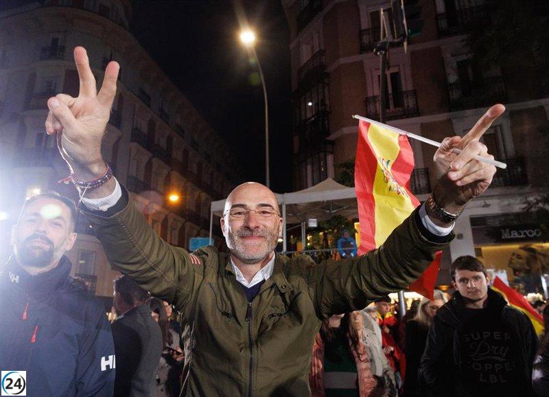 Gran cantidad de personas celebran victoria del PP frente a su sede.