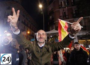 Gran cantidad de personas celebran victoria del PP frente a su sede.