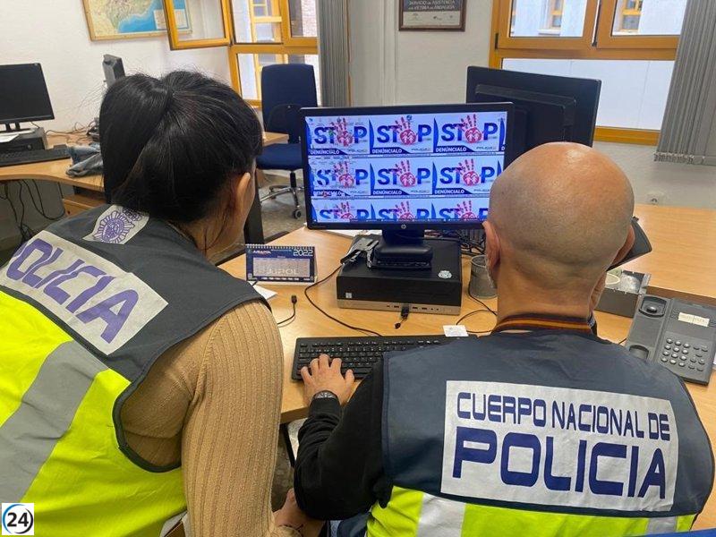 Dos hombres detenidos por intercambiar imágenes íntimas con un menor de Málaga captado en internet.