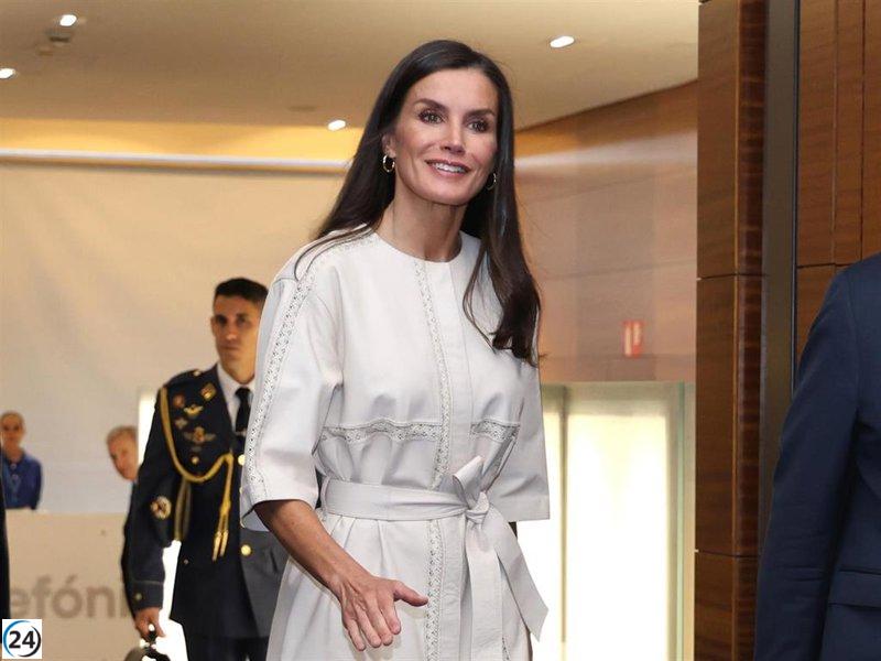 La Reina Letizia triunfa con un vestido blanco único.