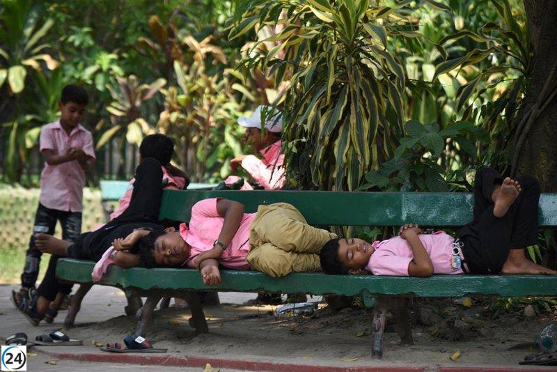 La ola de calor en el norte de India deja 98 víctimas mortales y 400 personas hospitalizadas en tres días.