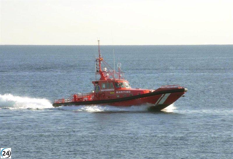 Rescatados 18 migrantes, incluyendo a un menor, de una patera varada en el litoral almeriense.