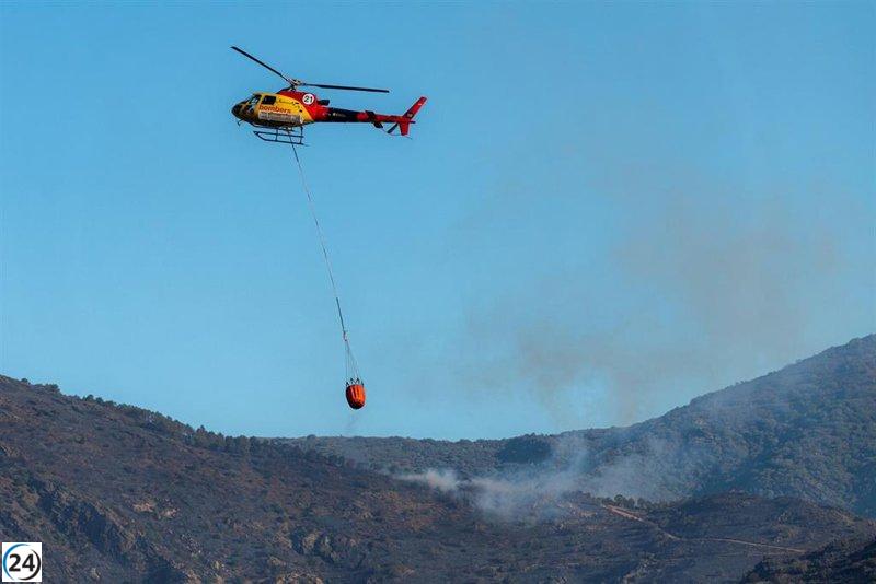 Los Bombers controlan el incendio de Portbou (Girona) luego de algunas llamas durante la noche.