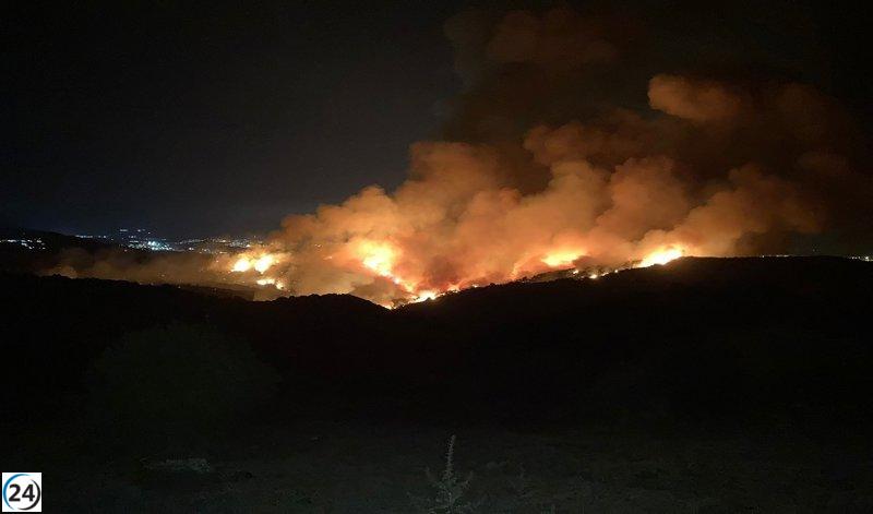 Desalojo de cortijos de Getares controla incendio en Algeciras (Cádiz)