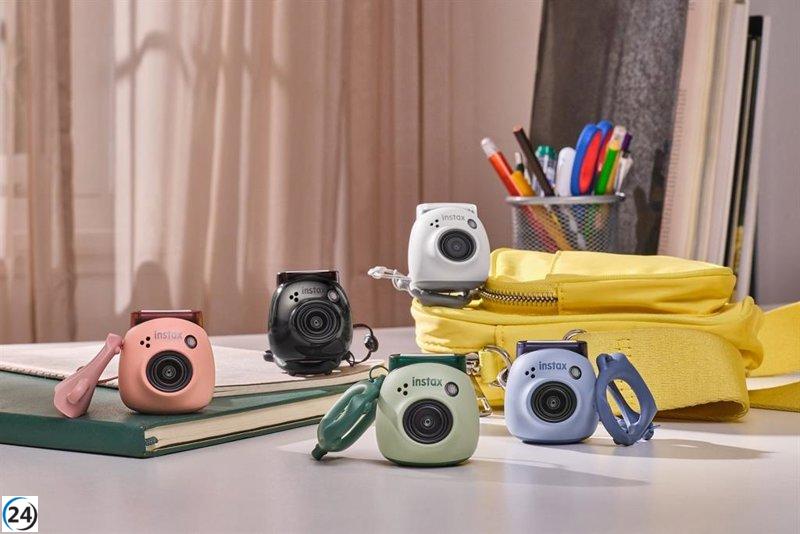 Fujifilm lanza la cámara INSTAX Pal con gran angular, perfecta para capturar fotos grupales en cualquier momento